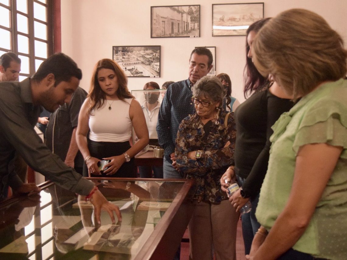 Abren exposición en honor a Don Alfonso de Alba Martín