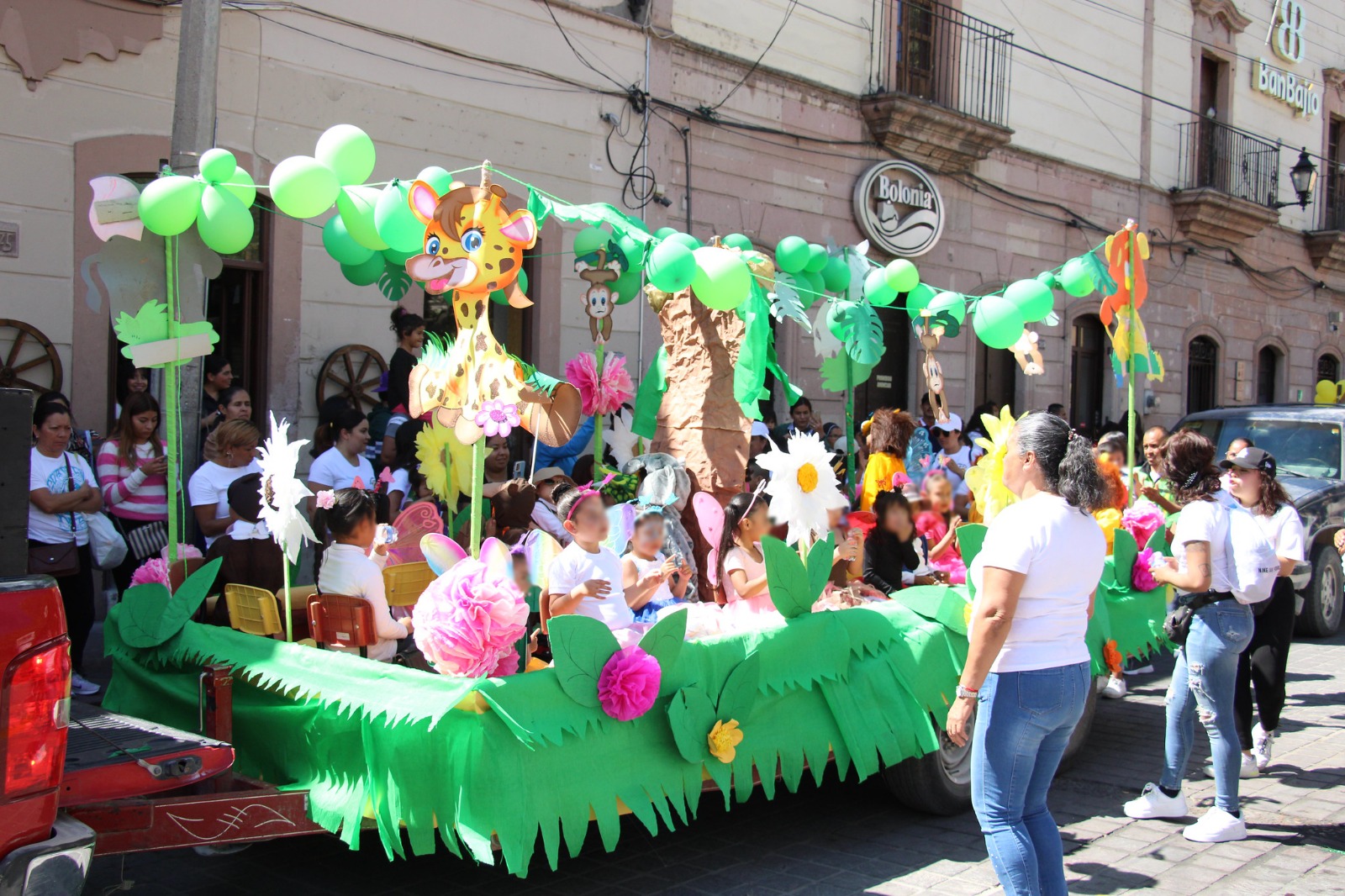 Más de mil 300 niñas y niños participan en el desfile de Primavera